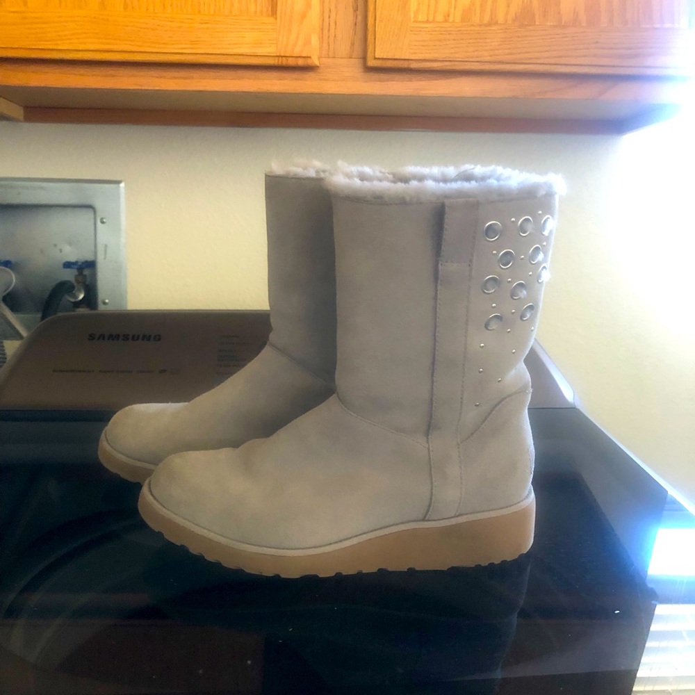 Uggs mid boots 8.5